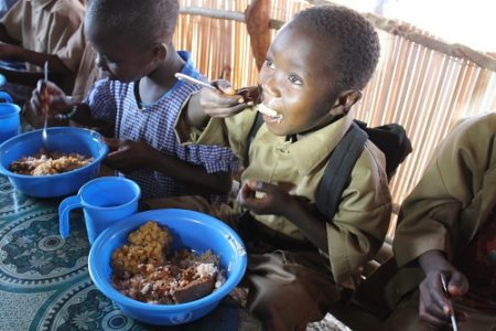 Children-receiving-school-meals-provided-by-WFP-in-Fria4